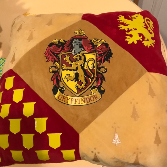 Harry Potter gold and red decorator pillow - Picture 6 of 6